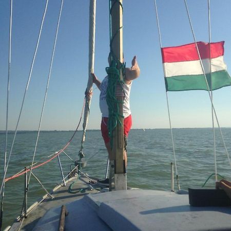 Abszolut Vendeghaz Кестели Екстериор снимка