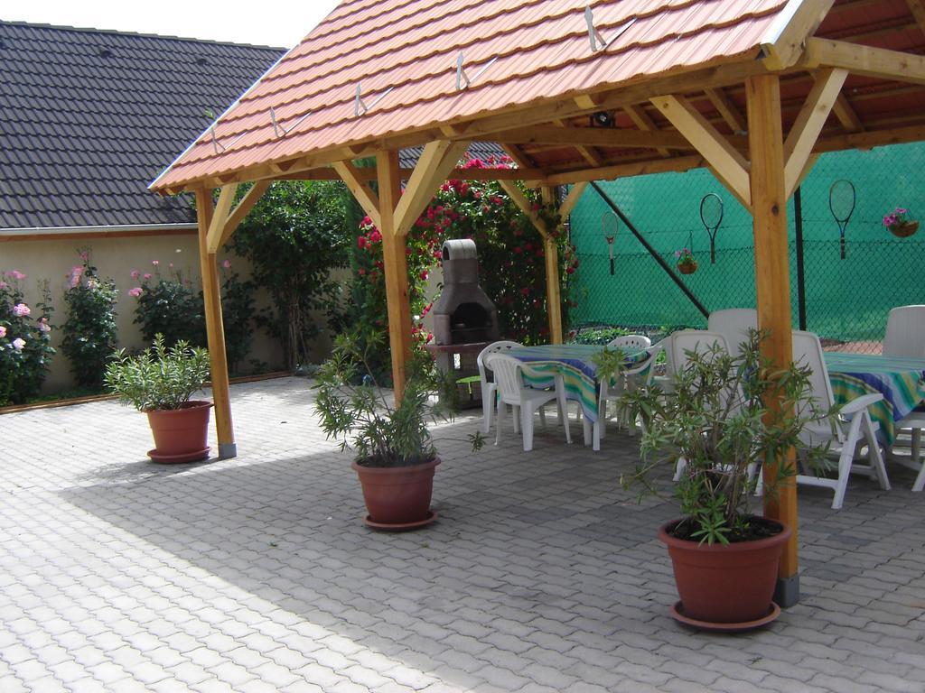 Abszolut Vendeghaz Кестели Екстериор снимка